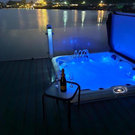 Lakeside Holiday Home With Hot Tub Tattershall Ngoại thất bức ảnh