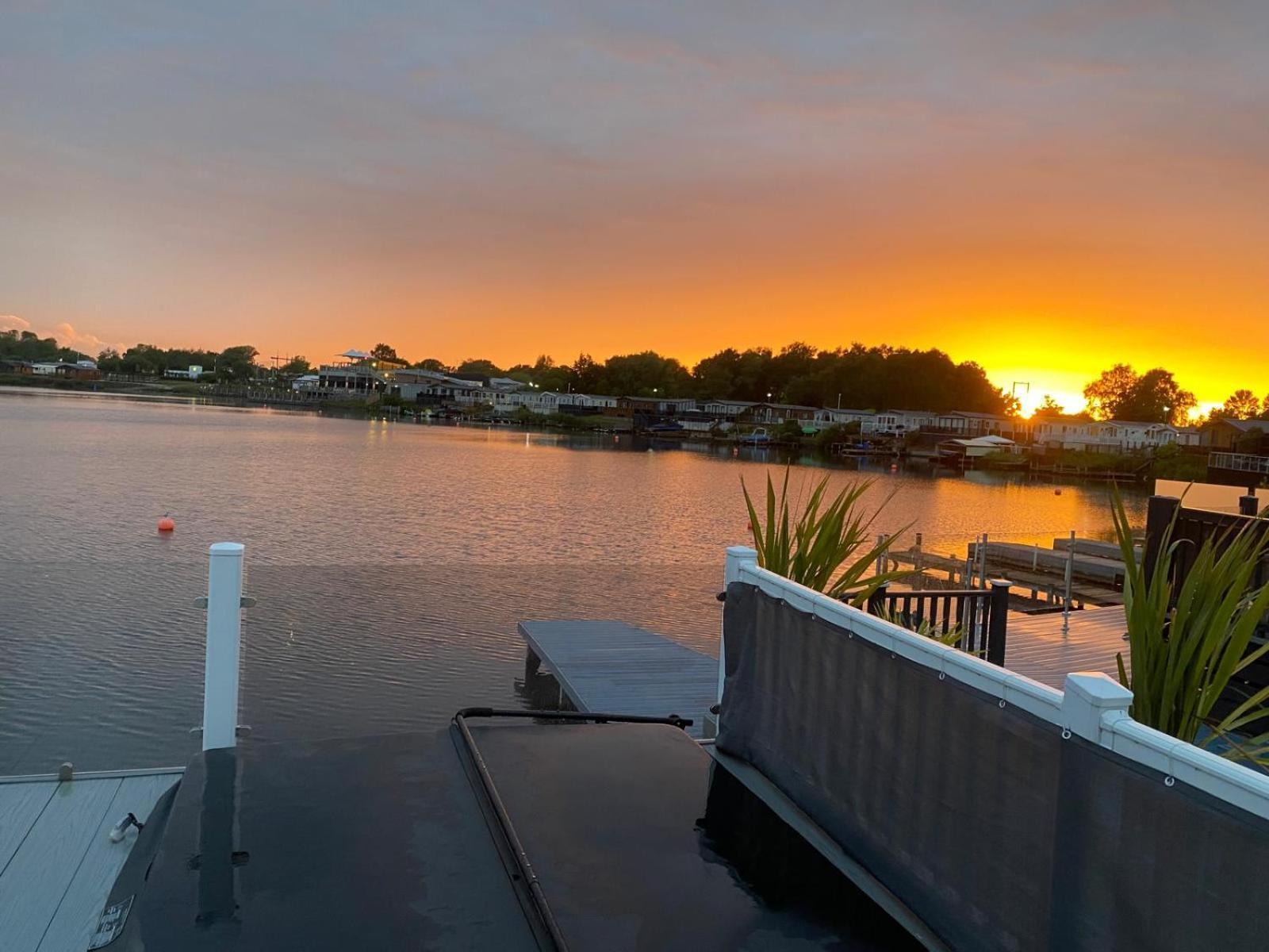 Lakeside Holiday Home With Hot Tub Tattershall Ngoại thất bức ảnh