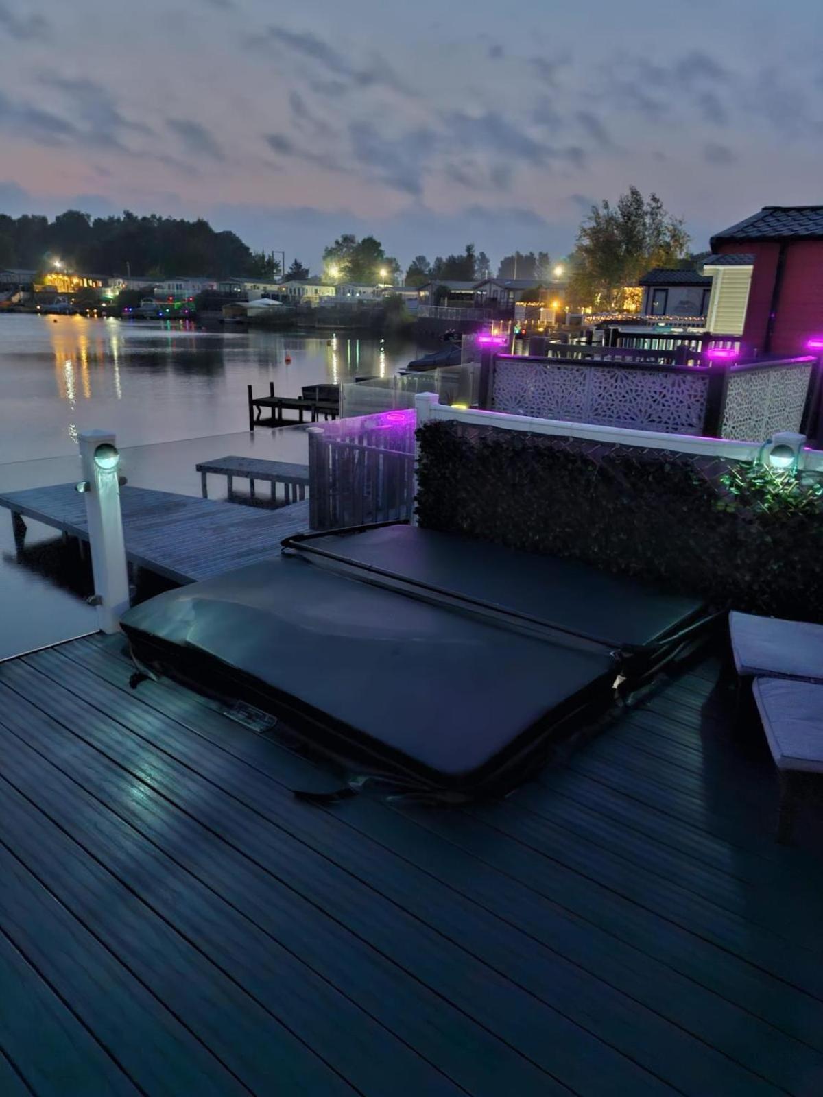 Lakeside Holiday Home With Hot Tub Tattershall Ngoại thất bức ảnh