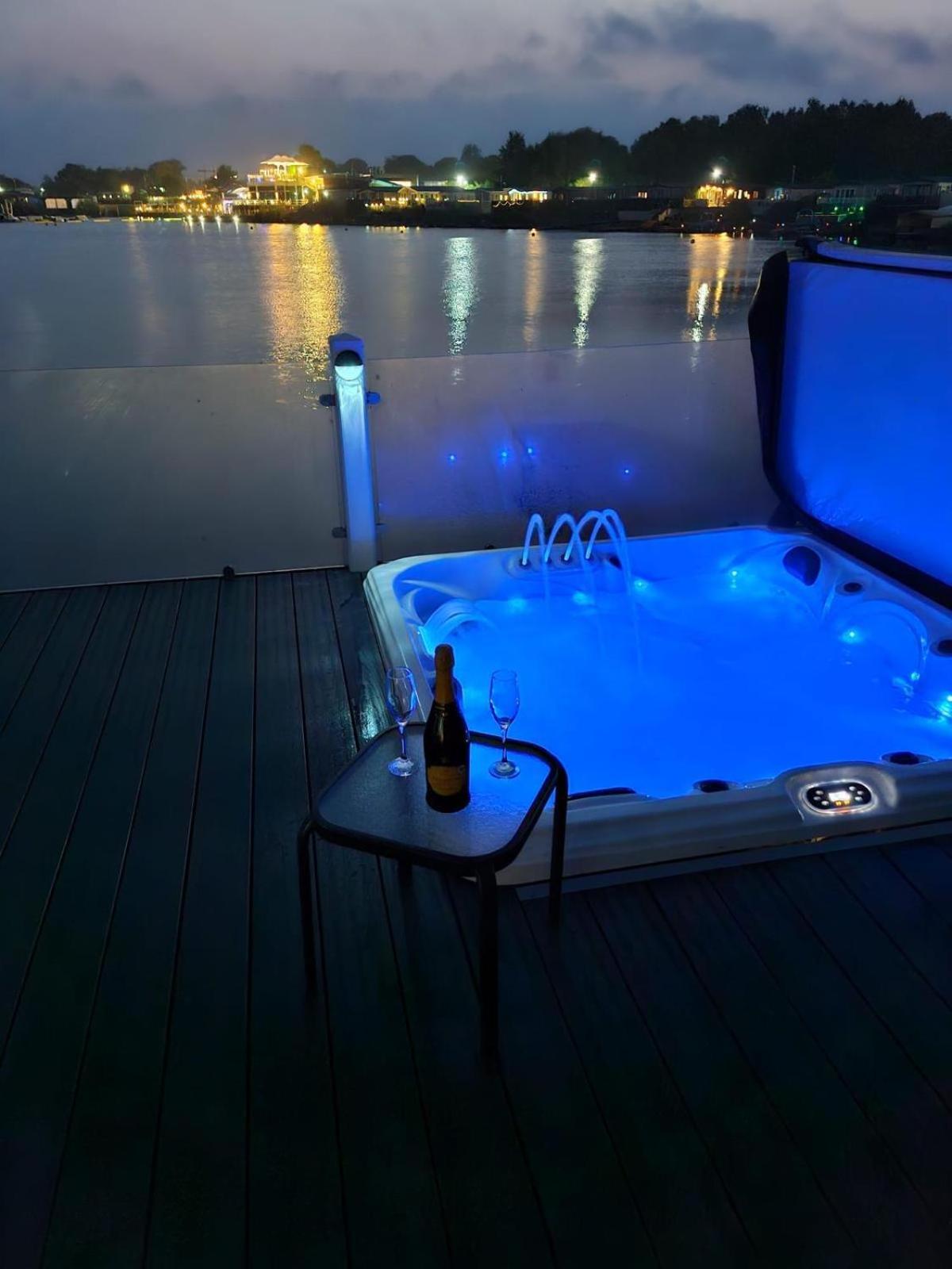 Lakeside Holiday Home With Hot Tub Tattershall Ngoại thất bức ảnh