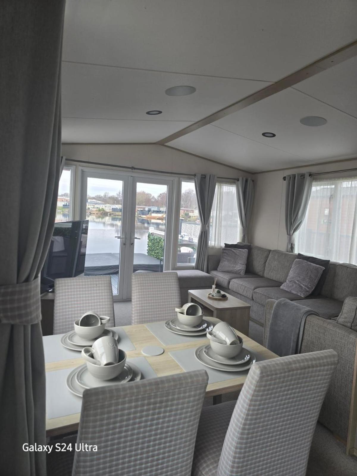 Lakeside Holiday Home With Hot Tub Tattershall Ngoại thất bức ảnh